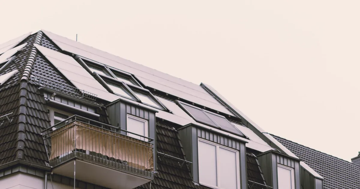 Balkon met zonnepanelen — de EcoFlow Stream is een plug-in balkon-accu