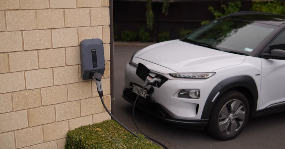 Elektrische auto aan de laadpaal bij een woning — de auto-accu als thuisbatterij