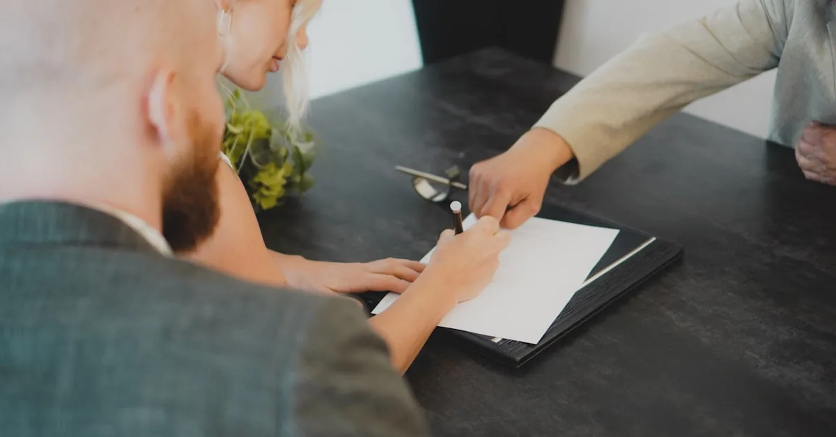 Huiseigenaren ondertekenen een contract terwijl een verkoper meekijkt
