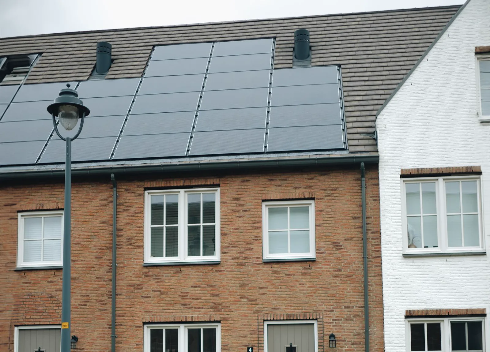 Nederlands rijtjeshuis met zonnepanelen op het dak