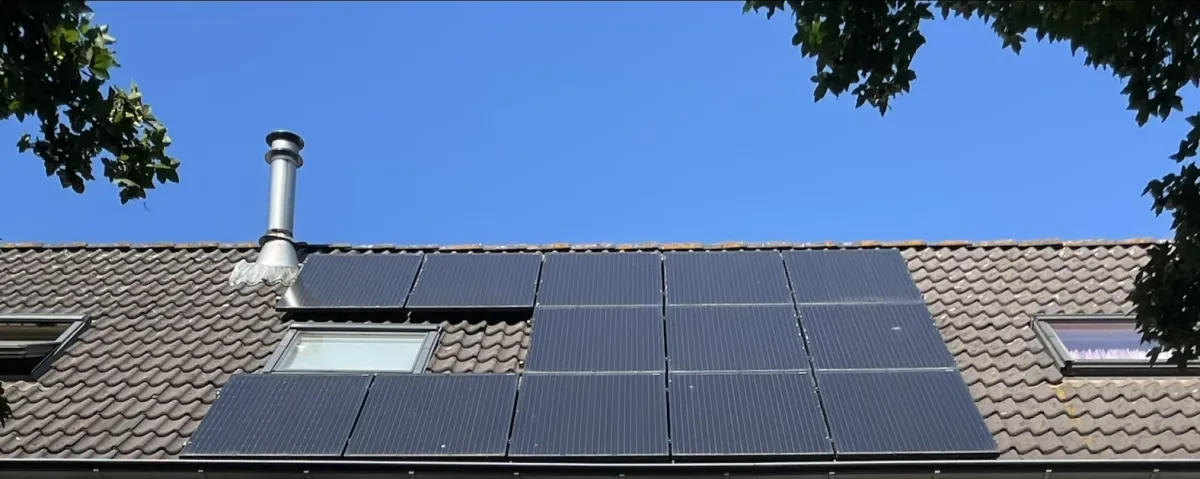 Het dak van ons rijtjeshuis met de 13 zonnepanelen