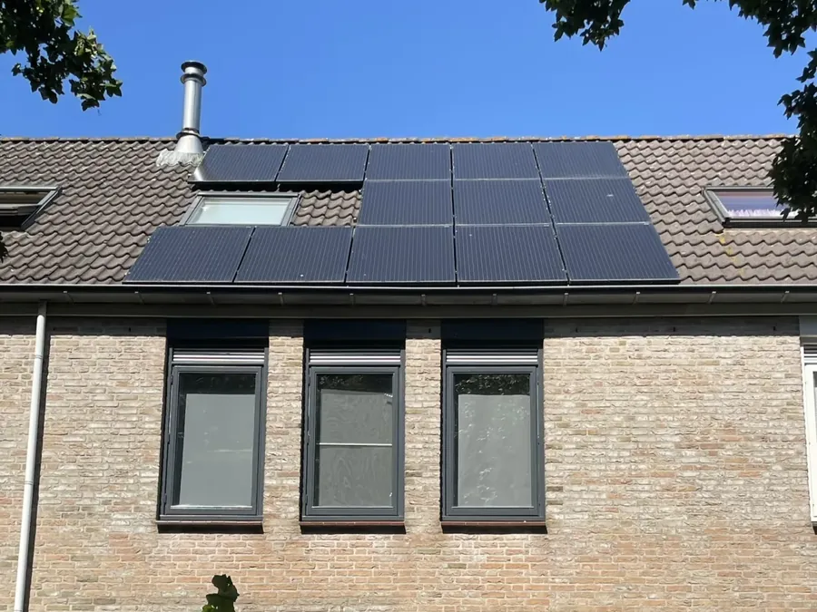 De voorgevel van ons rijtjeshuis met de 13 zonnepanelen op het dak