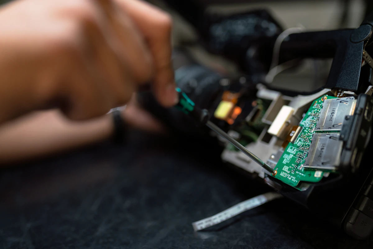 Installateur werkt aan thuisbatterij